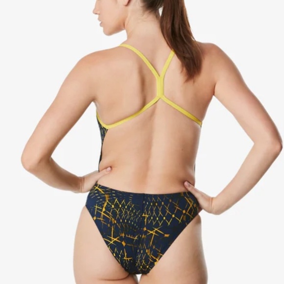 Speedo Size 4 - Picture 2 of 3